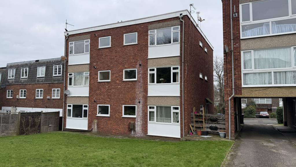 Lot: 144 - INVESTMENT FLAT IN POPULAR LONDON SUBURB - External image of building from the rear communal garden